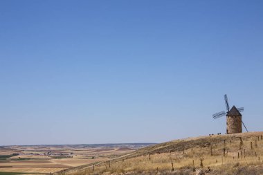 Belmonte yakınlarındaki yel değirmeni - La Mancha - İspanya - Metin İçin Alan