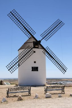 San Juan yakınlarındaki yel değirmeni - La Mancha - İspanya