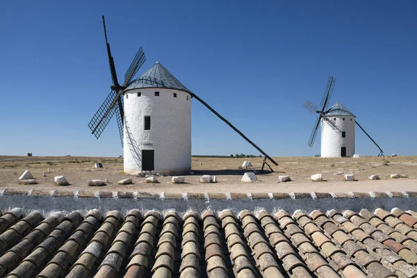 Moinhos de vento - Campo de Criptana - Espanha — Fotografia de Stock