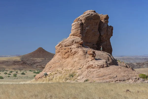 Turista su una formazione rocciosa - Damaraland - Namibia — Foto Stock