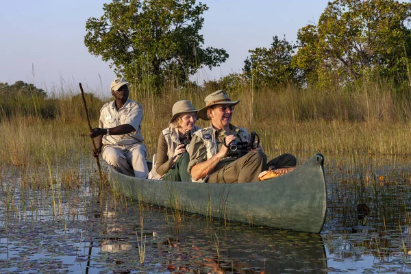 Turistlerin olduğu Safari rehberi - Okavango Delta - Botswana — Stok fotoğraf