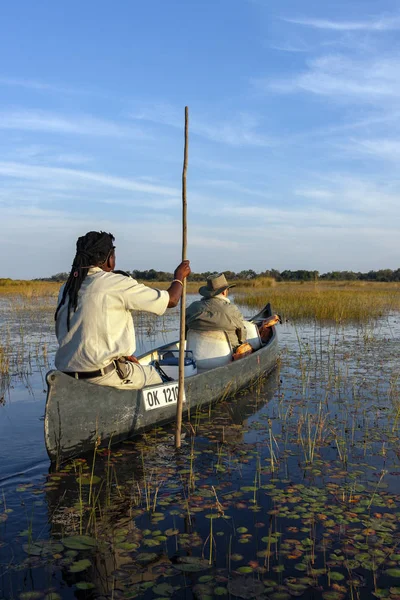 Guida Safari con turista - Delta dell'Okavango - Botswana — Foto Stock