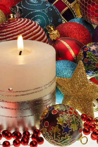 Weihnachtskerzen Christbaumkugeln Und Festliche Dekoration — Stockfoto