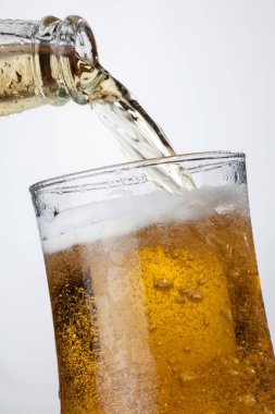 Şişeden buz gibi bira dolduruyorum.