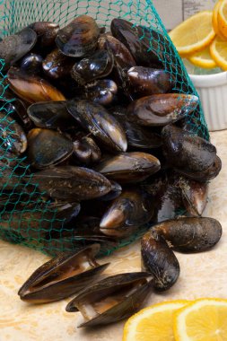Moules Marinieres yapmak için taze midye.