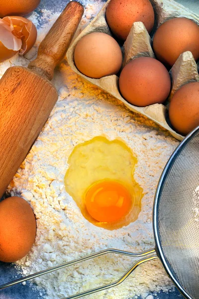 Bakning Ingredienser Och Redskap Mjöl Ägg Rullande Stift Och Sil — Stockfoto