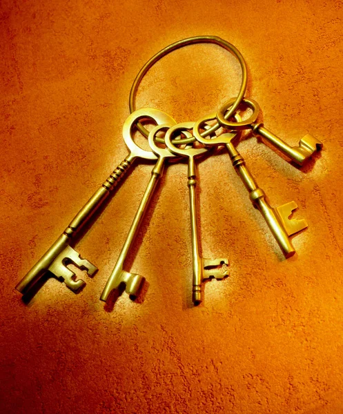一套旧铜钥匙 — 图库照片