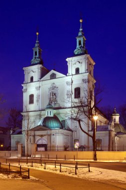 Polonya 'nın Krakow kentindeki Matejko Meydanı' nın kuzey ucundaki St. Florian Kilisesi gece görüşü.