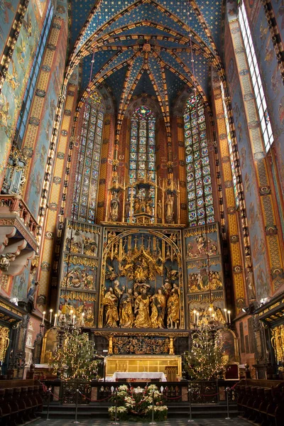 ポーランドのクラクフにあるメイン広場 Rynek Glowny にある聖マリア教会の内部 ゴシック様式の大聖堂は 聖母被昇天教会としても知られています 13世紀後半のもの — ストック写真