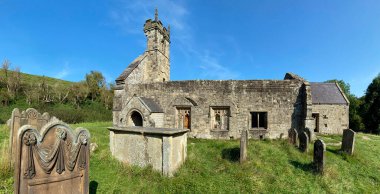 Kuzey Yorkshire, İngiltere 'deki Wharram Percy' deki St. Martins Ortaçağ Kilisesi 'nin kalıntıları. Sitenin tarihi 12. yüzyılın sonlarına ait..