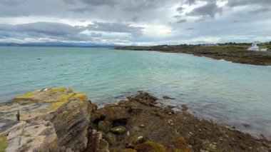 İngiltere 'nin Kuzey Galler' deki Anglesey kıyısındaki Moelfre 'de dalgaların çekildiği kıyı şeridi.