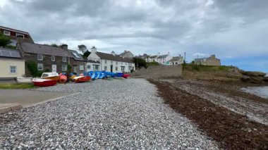 İngiltere 'nin Kuzey Galler' deki Anglesey kıyısındaki Moelfre 'de dalgaların çekildiği kıyı şeridi.
