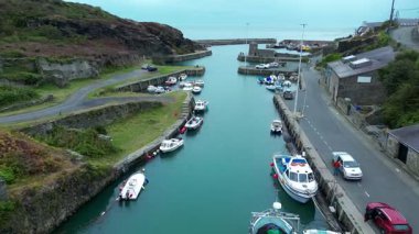Birleşik Krallık 'ın kuzey Galler' deki Anglesey adasının kıyılarındaki Amlwch limanında insansız hava aracı uçuşu.