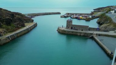 Birleşik Krallık 'ın kuzey Galler' deki Anglesey adasının kıyılarındaki Amlwch limanında insansız hava aracı uçuşu.