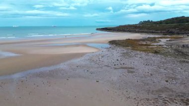Dulus Körfezi 'nin alçak gelgitteki havadan görüntüsü. Kuzey Galler açıklarındaki Anglesey Adası.