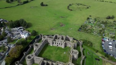 Kuzey Galler kıyısındaki Gwynedd 'in Anglesey Adası' ndaki Beaumaris kasabasındaki Beaumaris Kalesi 'nin ortaçağ kalıntılarının havadan görünüşü. Kale yaklaşık 1295 yılına ait..