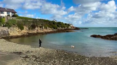 Kuzey Galler açıklarında, Gwynedd 'deki Anglesey Adası' ndaki Bull Körfezi..