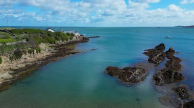 Kuzey Galler açıklarında, Gwynedd 'deki Anglesey Adası' ndaki Bull Körfezi 'nin havadan görüntüsü..