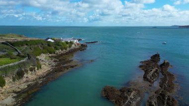 Kuzey Galler açıklarında, Gwynedd 'deki Anglesey Adası' ndaki Bull Körfezi 'nin havadan görüntüsü..