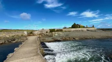 Kuzey Galler kıyısındaki Gwynedd 'deki Anglesey Adası' ndaki Cemlyn Körfezi. Wylfa Nükleer Santrali buradan görülebiliyor..