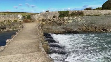 Kuzey Galler kıyısındaki Gwynedd 'deki Anglesey Adası' ndaki Cemlyn Körfezi. Wylfa Nükleer Santrali en yakın mesafede.