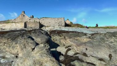 Kuzey Galler açıklarında Gwynedd 'deki Anglesey Adası' ndaki Cemlyn Körfezi..
