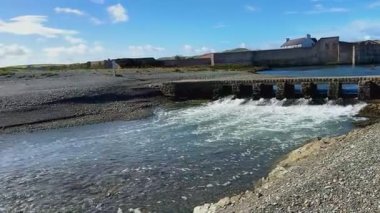 Kuzey Galler kıyısındaki Gwynedd 'deki Anglesey Adası' ndaki Cemlyn Körfezi. Wylfa Nükleer Santrali en yakın mesafede..