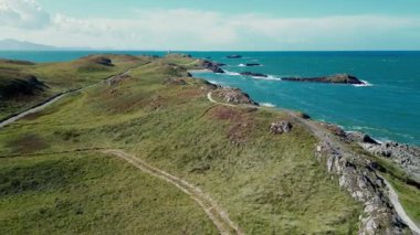 Wales 'in kuzey kıyısındaki Gwynedd adasındaki Anglesey Adası' ndaki Newborough Warren ve Llanddwyn Körfezi 'ndeki Llanddwyn Adası üzerinde alçak seviye insansız hava aracı uçuşu..