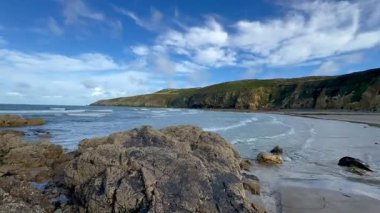 Zaman Hızı - Galler 'in kuzey kıyısındaki Anglesey Adası' ndaki Picoresque Church Körfezi 'ne gelen gelgit. Porth Swtan olarak da bilinir.. 