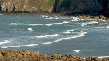 Wales 'in kuzey kıyısındaki Gwynedd' deki Anglesey Adası 'ndaki Picturesque Kilise Koyu. Porth Swtan olarak da bilinir.. 