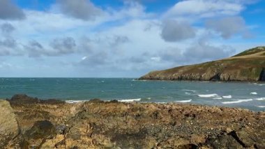Kuzey Galler açıklarındaki Gwynedd 'deki Anglesey Adası' ndaki Picoresque Church Körfezi 'nde gelgit var. Porth Swtan olarak da bilinir.. 