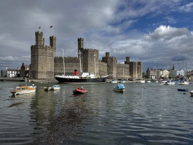 Galler 'in kuzey kıyısındaki Caernarfon Kalesi. 11. yüzyılın başlarından kalma bir ortaçağ kalesi.
