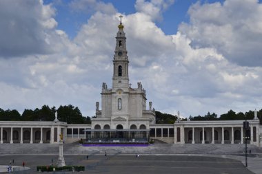 Fatima Kutsal bazilika tespih ve onun colonnade, İsa'nın kutsal kalbi ve Fatima, Portekiz Apparitions Şapel heykele de dahil olmak üzere panoramik manzaralı