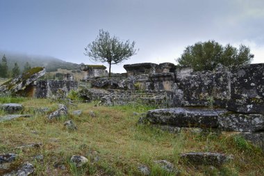Büyük nekropol mezarlar ve kaplıcalar, Pamukkale, Türkiye'de yer alan Hierapolis antik Roma kenti lahitleri doludur