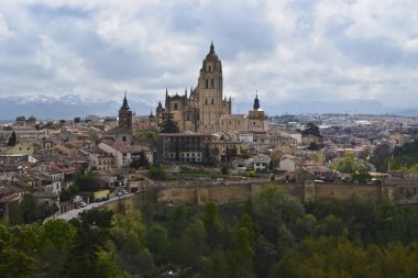 Segovia Katedrali, tarihi bölüm kasaba ve Guadarrama Dağları.