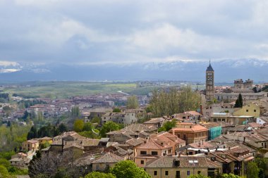 A Guadarrama dağlar eski Segovia şehir ve o görüntüleme.