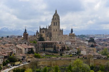 Segovia Katedrali, tarihi bölüm kasaba ve Guadarrama Dağları.