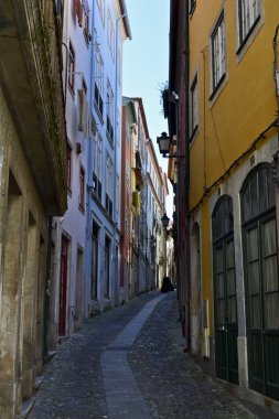 Mezun öğrenci elbisesi Coimbra dar sokakta