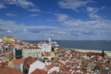 Alfama, Saint Vicente de Fora ve Tagus arkasında kiliseleri ile