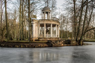Aşk adacık Pavilion Aralık ayında, Kemeri Peyzaj Park, Letonya