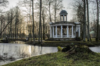 Aşk adacık Pavilion Aralık ayında, Kemeri Peyzaj Park, Letonya