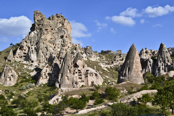 Fairy chimneys (A hoodoo, также называемый скалой-палаткой)
) 