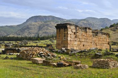 Antik Roma kalıntıları şehir Hierapolis bulutlu gün kaplıcalar, Pamukkale, Türkiye'de üzerinde bulunan 