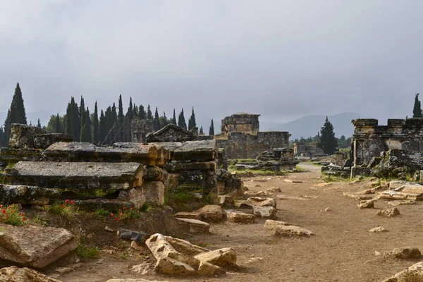 Στον Κεντρικό Δρόμο Στη Νεκρόπολη Της Αρχαίας Ρωμαϊκής Πόλης Ιεράπολη — Φωτογραφία Αρχείου