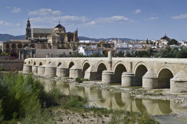 Roma Köprüsü Guadalquivir rive bitti ve büyük Camii arkasında, Cordoba, İspanya