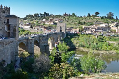 Alcantara Köprüsü, Ortaçağ Köprüsü ve kentsel zipline span Tagus Nehri, Toledo, İspanya
