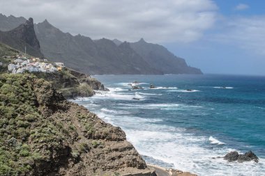 Benijo beach, Tenerife, Kanarya Adaları yakınındaki kayalık sahil şeridi görünümü