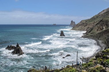 Benijo beach, Tenerife, Kanarya Adaları yakınındaki kayalık sahil şeridi görünümü