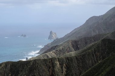 Manzaralı kayalık sahil yakınlarında Taganana Köyü, Tenerife, Kanarya Adaları
