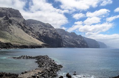 Görünümü arkasında Los Gigantes kayalardan Punto de Teno cape, Tenerife, Kanarya Adaları ve kayalık sahil şeridi